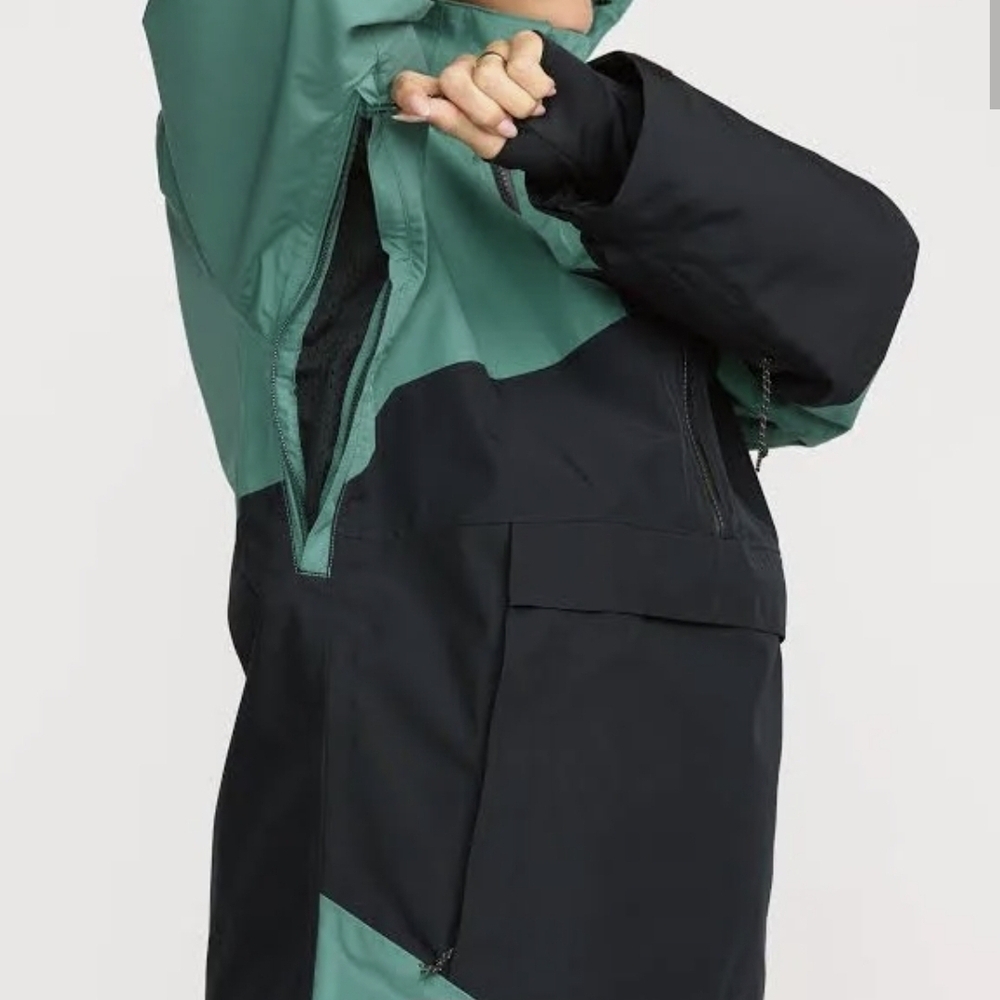 Volcom Women's Green and Black Ski Jacket - Picture 3 of 4